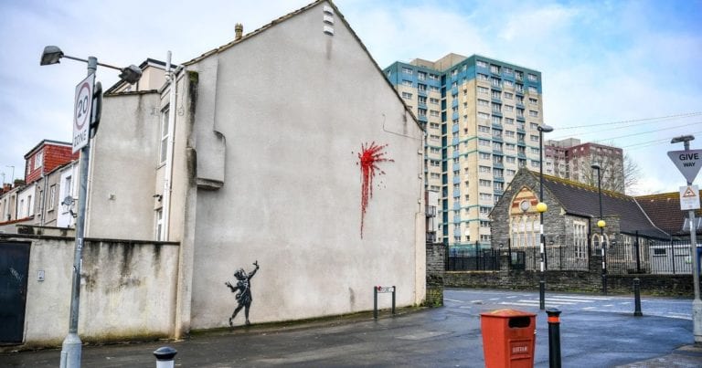 Mira la nueva obra de Banksy con motivo del 14 de febrero, la cual ya fue grafiteada