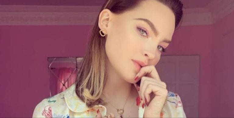 Belinda celebra el amor ¡sin brasier!