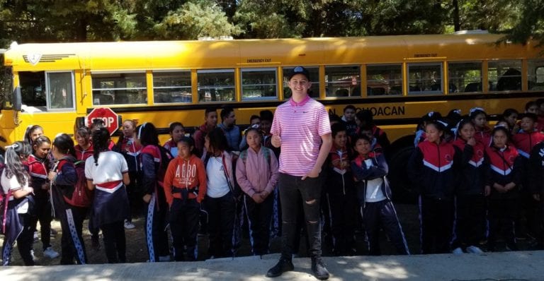Joven estadounidense dona un autobús escolar a una escuela de Michoacán