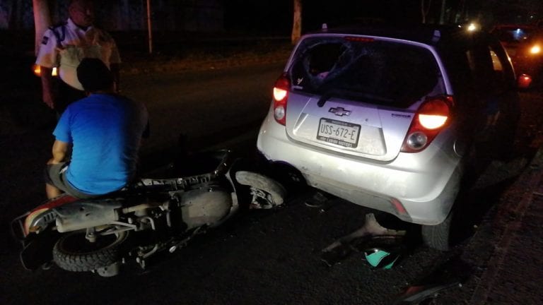 Motociclista borracho se estrella contra carro estacionado