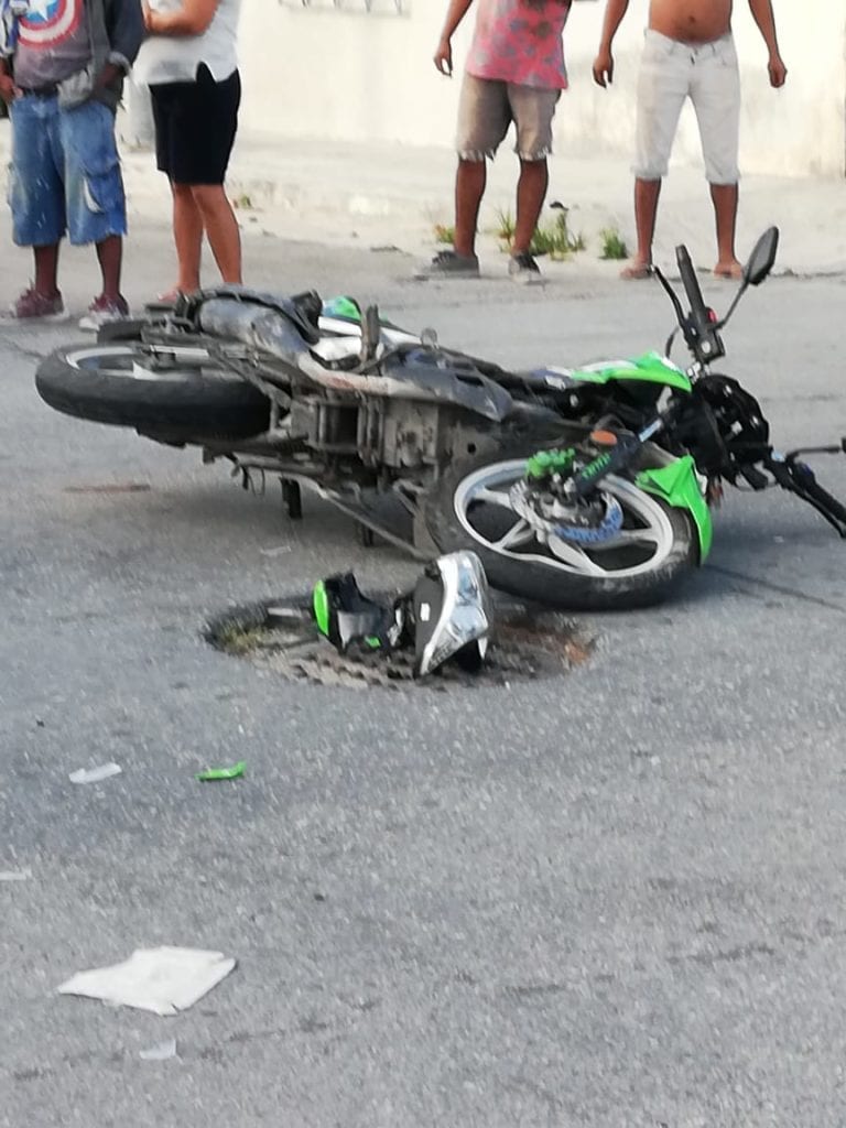 Arrollan a motociclista por saltarse un alto en Playa del Carmen