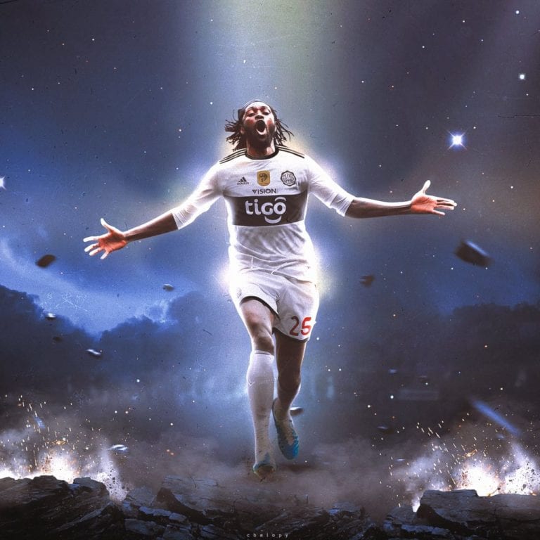 Africano Emmanuel Adebayor firma con Olimpia de Paraguay para jugar Libertadores