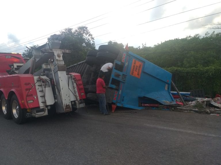 Vuelca tráiler en carretera a Puerto Morelos y genera embotellamiento
