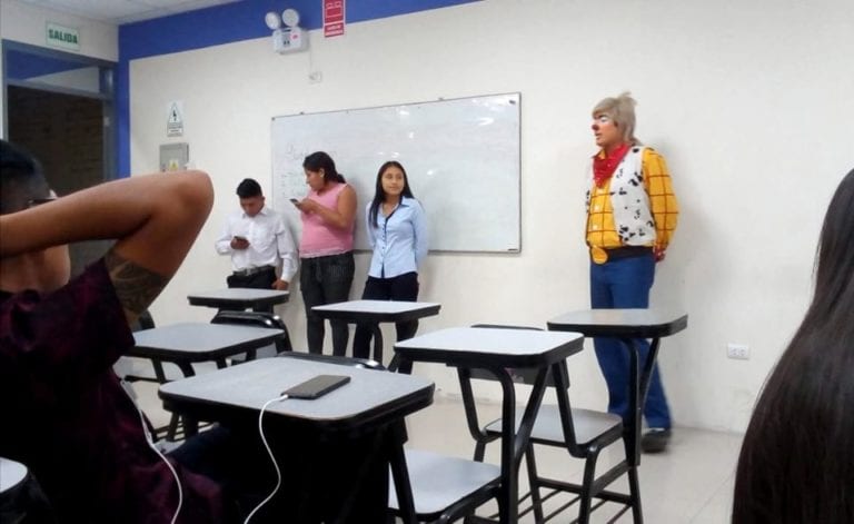 Futuro abogado asiste a la universidad vestido como payaso y se hace viral