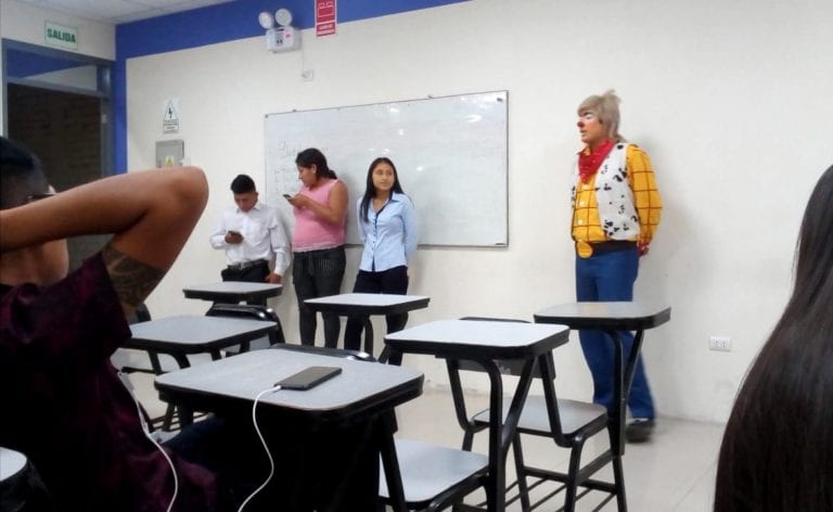 Joven expone en la escuela vestido de payaso porque no le dio tiempo de cambiarse