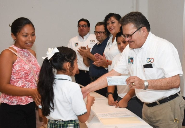 Entregan a estudiantes becas “Un paso hacia lo grande” en Puerto Morelos