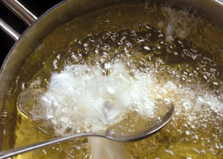 Deja ciega y muda a su esposa al bañarla con aceite hirviendo mientras dormía