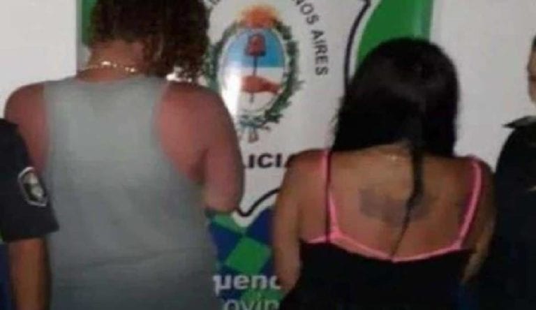 Pareja entierra a su hija en la playa para tener relaciones