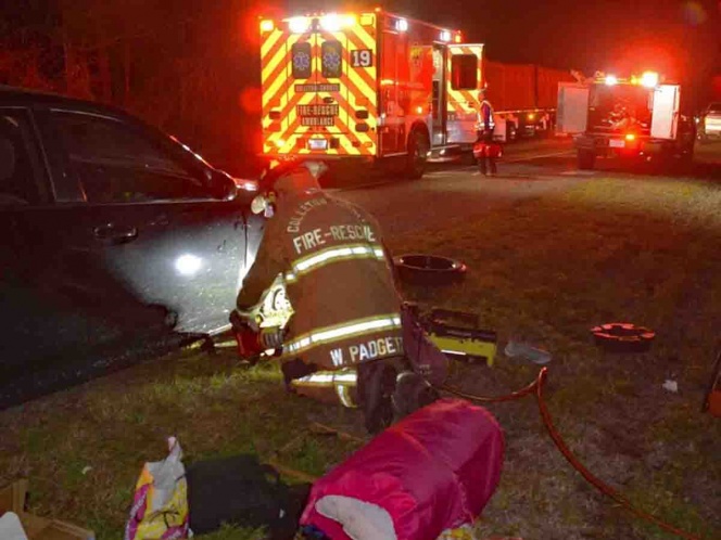 Auto aplasta los dedos de una mujer y ella llama al 911… con los pies