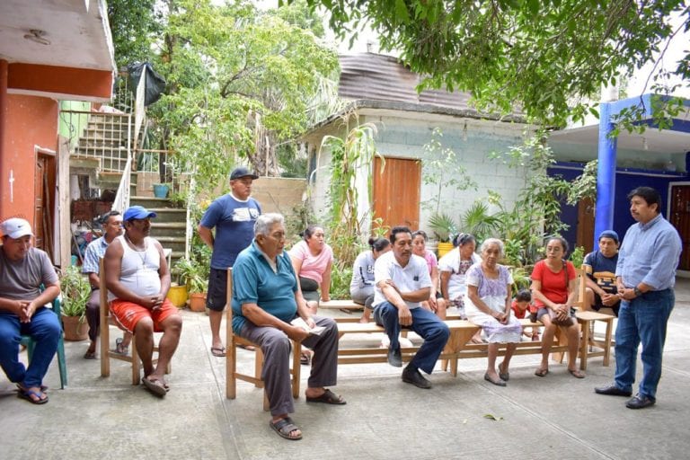 Víctor Mas Tah lleva alegría a las familias de la zona maya de Tulum en Navidad