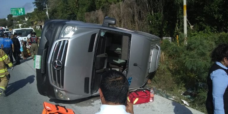 Vuelca van con turistas a altura del Moon Palace y cierran carretera