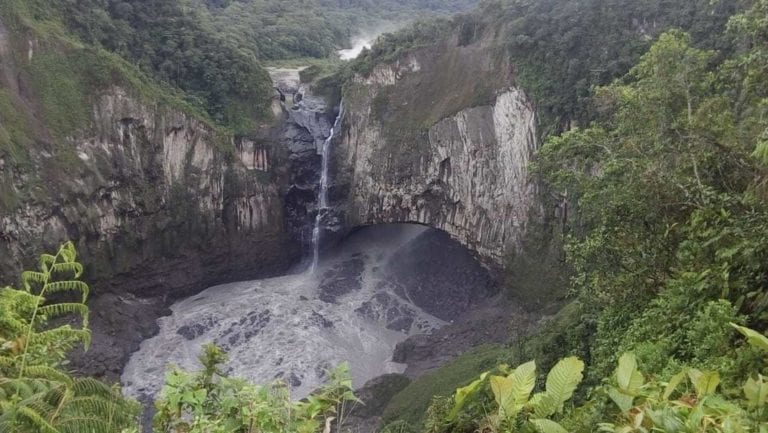(Video) Mira el momento exacto que desaparece una cascada en Ecuador