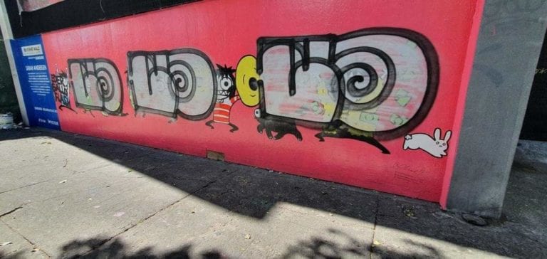 Grafitean mural en la CDMX de Sara Andersen, ilustradora de talla internacional