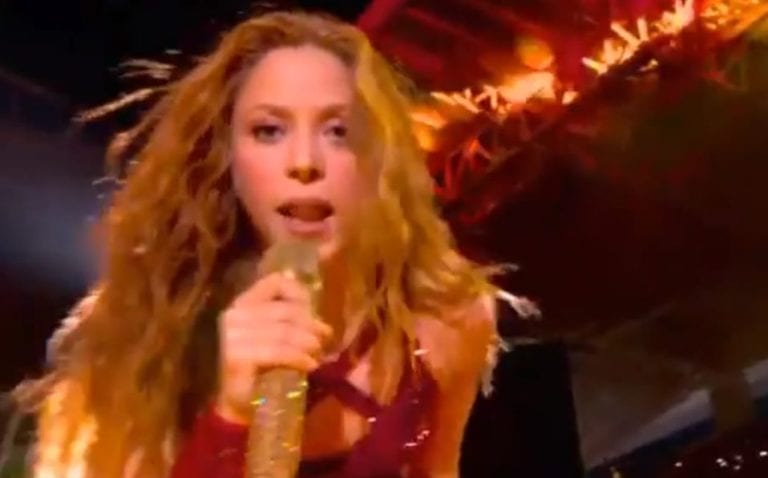El extraño gesto que hizo Shakira en el show de medio tiempo del Super Bowl y que pocos entendieron