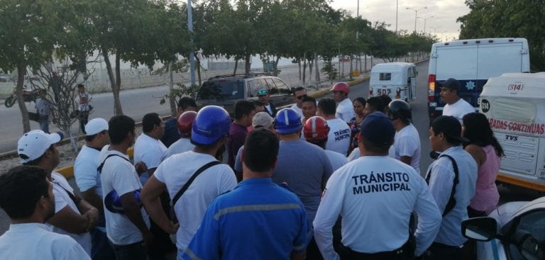 Mototaxi con familia choca contra camioneta en Playa del Carmen