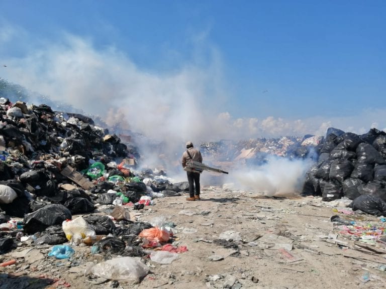 Denuncian que empresa encargada de limpiar Holbox no da resultados