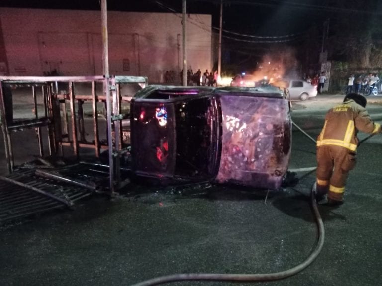 Arde vehículo sobre la López Portillo, en Cancún