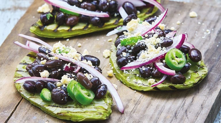 Estas son 10 recetas de nopales y frijoles para sobrevivir esta quincena