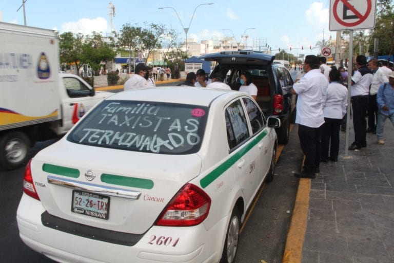Taxistas van al Crucero y dan comida a albañiles