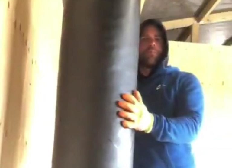 Indigna video de boxeador que explica cómo golpear a mujeres durante encierro