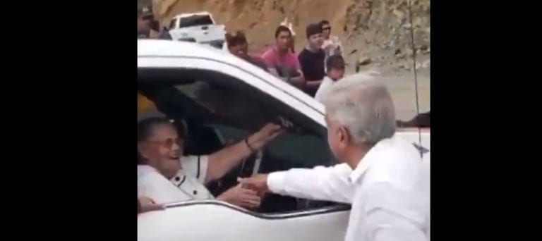 Video: AMLO visita la tierra natal de “El Chapo” y saluda a su mamá