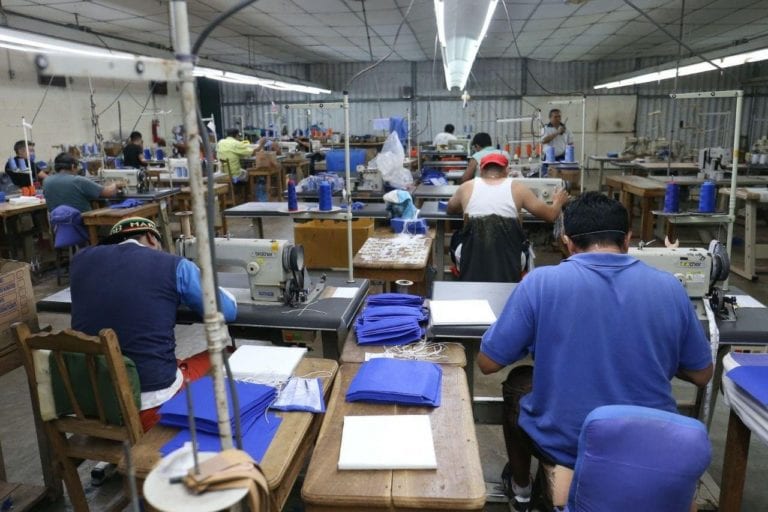 Internos del Cereso de Yucatán se suman a las labores para elaborar cubrebocas