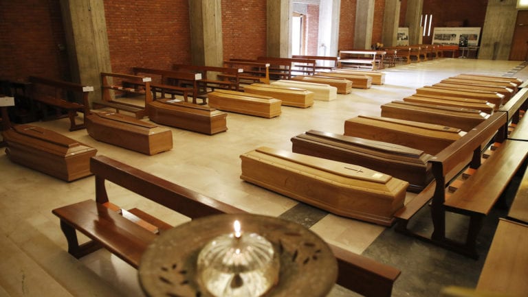 Italia prohíbe misas y funerales debido a la pandemia de coronavirus