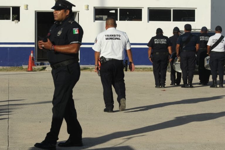 Destituyen a policía corrupto de Playa del Carmen con total humillación, cierran filas sus compañeros dándole la espalda