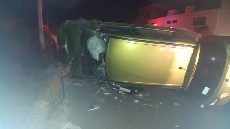 Vuelca coche en la Guayacán de Cancún