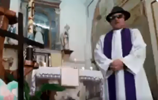 Video: Sacerdote da misa por videoconferencia pero se le olvida quitar los filtros