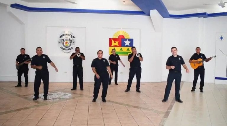 Al ritmo del Mariachi Loco, Policía Quintana Roo concientiza sobre el coronavirus