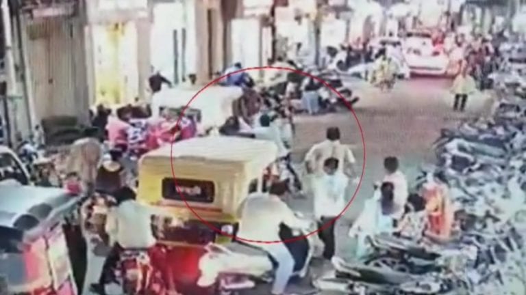 (Video) Crece pánico por coronavirus: golpean a motociclista por estornudar en la India