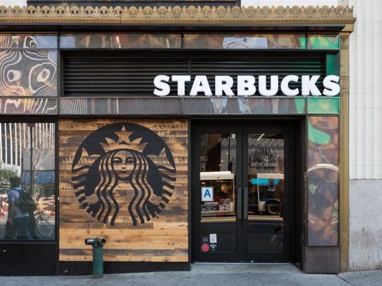 En México no, Starbucks anuncia que en EU y Canadá sí pagará a empleados en aislamiento
