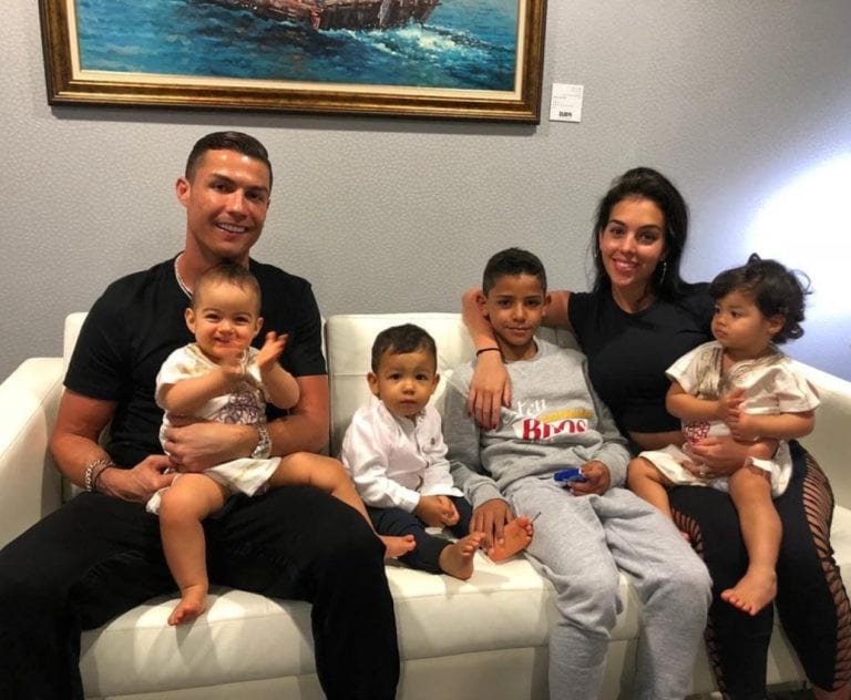 Video: Cristiano Ronaldo enseña a sus hijos como desinfectarse las manos