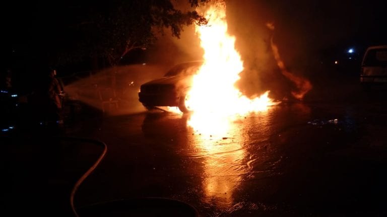Incendian coches en taller mecánico de Cancún