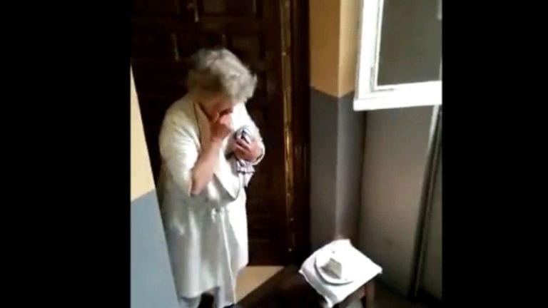 Desde sus balcones, vecinos le cantan las mañanitas a una abuelita por su 80 aniversario