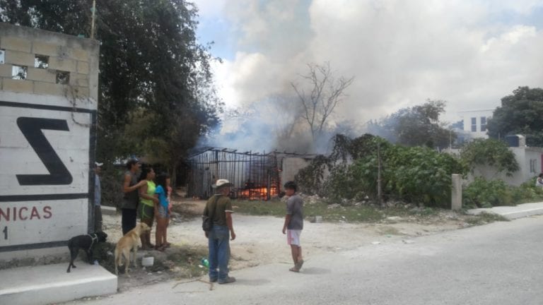 Incendio quema cinco casas en Tulum