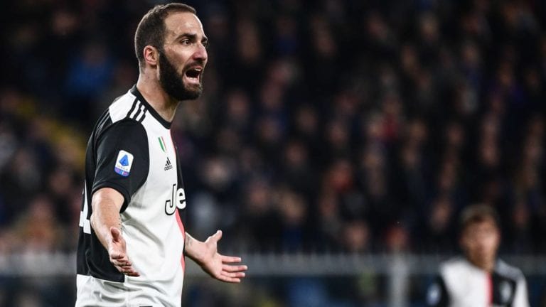 Higuaín rompe la cuarentena para ver a su madre en Argentina