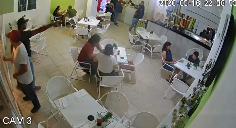Captan en video a asaltantes en café de la Av. La Luna de Cancún
