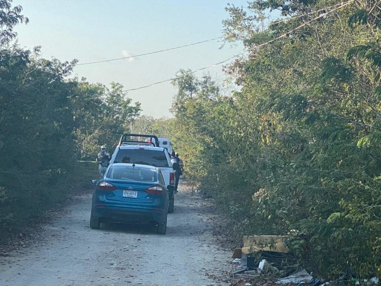 Hallan cuerpo maniatado en camino al sur de Tulum