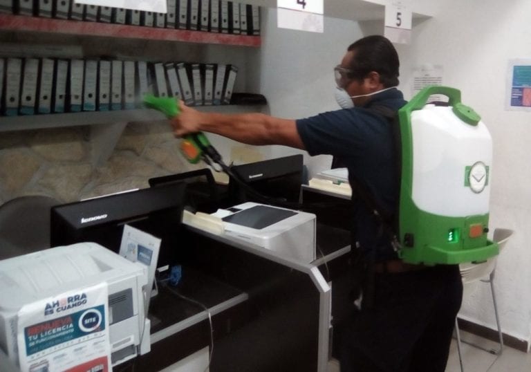Fumigan Ayuntamiento de Benito Juárez con virilicida