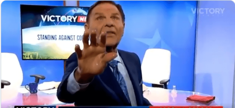 Pastor ‘cura’ de coronavirus a sus seguidores a través de la pantalla