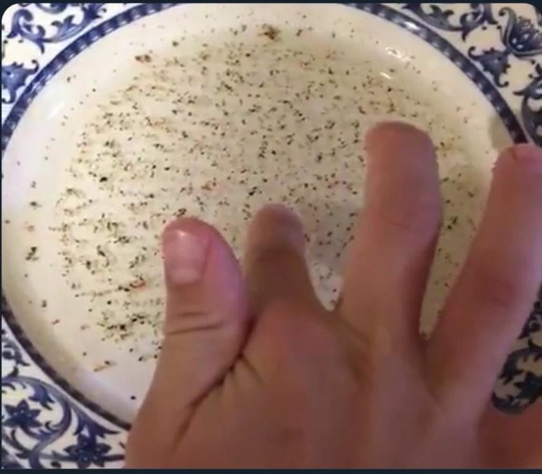 Video: Padre explica a su hijo por qué lavarse las manos para evitar al coronavirus