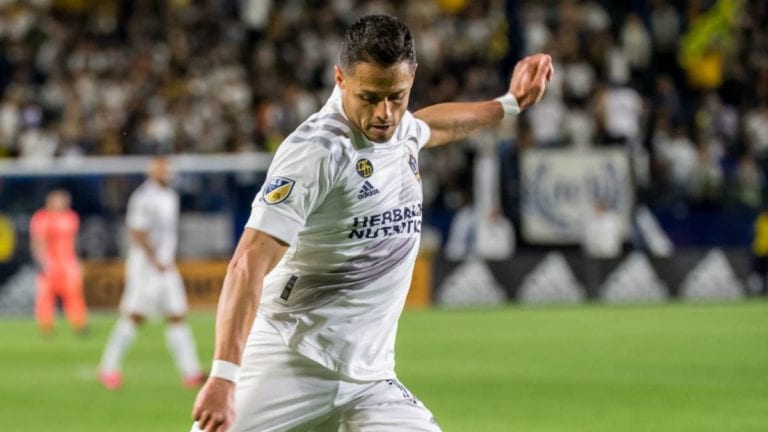 “Chicharito” busca un asistente personal