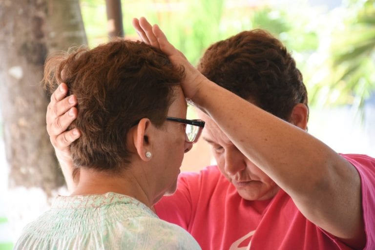 Laura Fernández y Fundación René May colaboran para ofrecer terapias a abuelitos