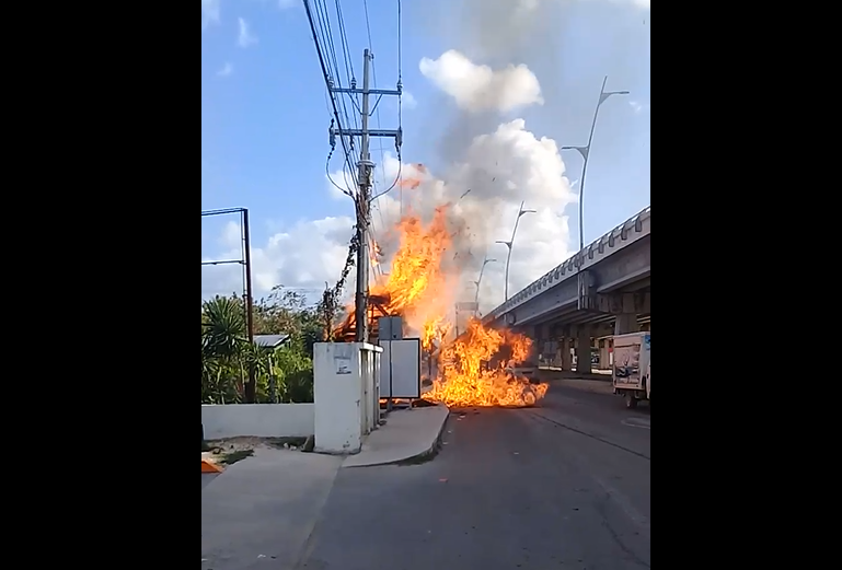 VIDEO: Así se quemó un paradero junto a gasolinera en Playa del Carmen