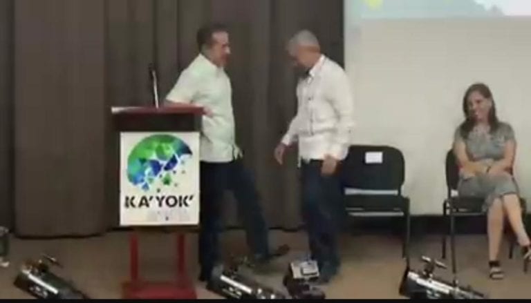 Video: Gobernador de Quintana Roo saluda con el Wuhan Shake y se vuelve viral