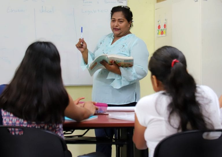 Laura Fernández se compromete a abatir el rezago educativo