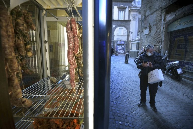 Italia cierra todos los comercios a excepción de mercados y farmacias por coronavirus