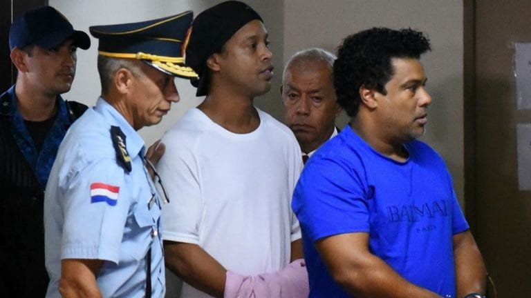 No pierde el tiempo, Ronaldinho organiza carne asada en prisión